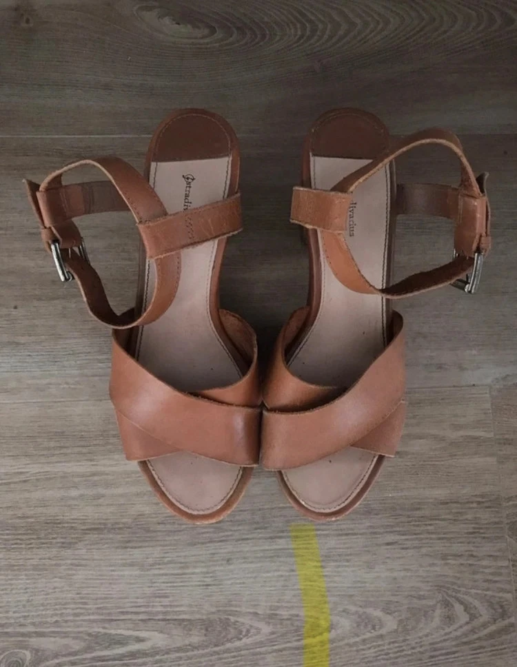 Sandales à talons en bois